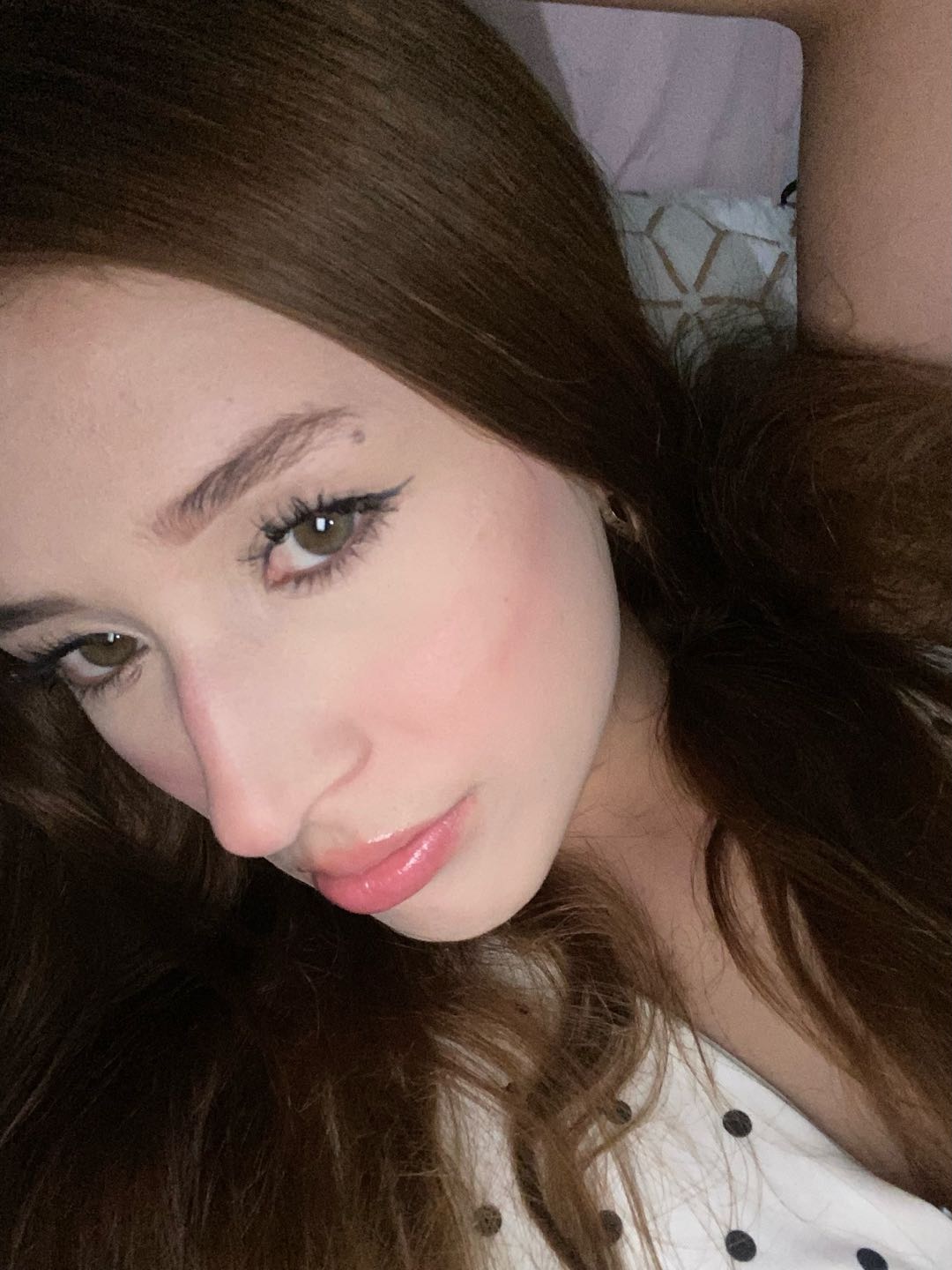 Video chat with women — live on 1v1video (3)